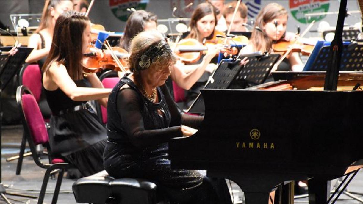 Pianista turca di fama mondıale Idil Biret si esibisce per il 250° compleanno di Beethoven