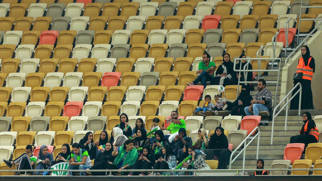 Saud Arabystanynda zenan janköýerler ilkinji gezek stadionda futbol bäsleşigine gatnaşdy
