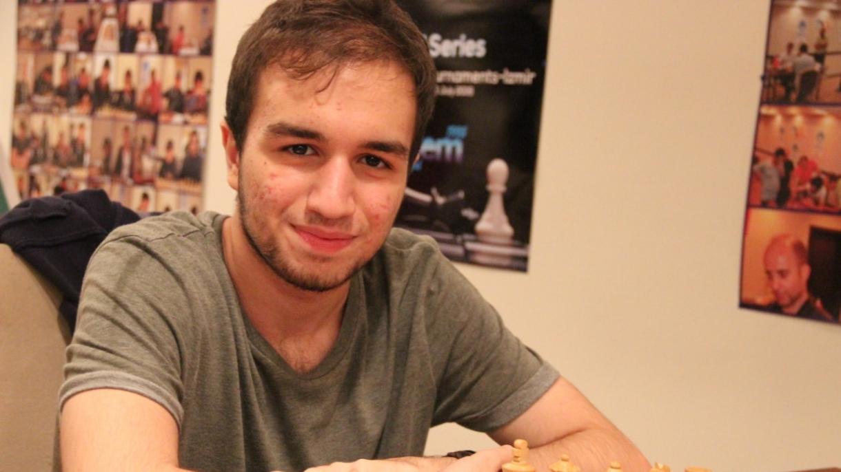 El jugador de ajedrez se convierte en el décimo Gran Maestro turco