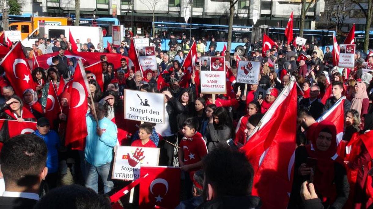 ドイツに暮らすトルコ人約1000人がテロに反対するデモ ドイツに暮らすトルコ人約1000人がテロに反対するデモ