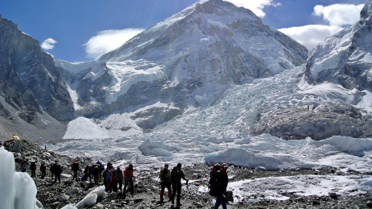 Cina ha chiuso il campo base monte Everest ai turisti