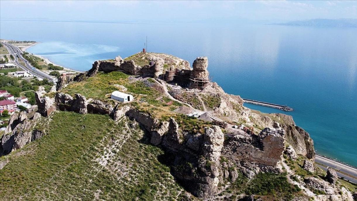 Se restaura el Castillo de Adilcevaz con vista espectacular al lago de Van