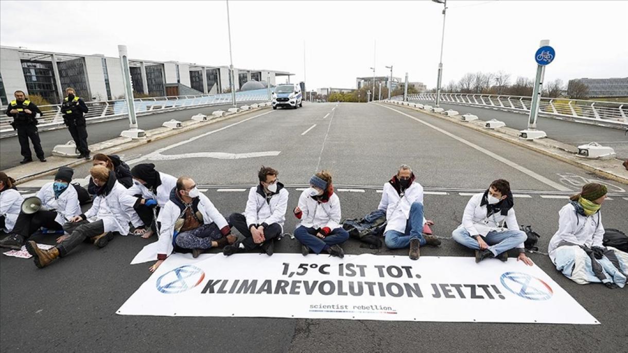 Ecologistas protestan por la política ecológica del gobierno alemán en Berlín