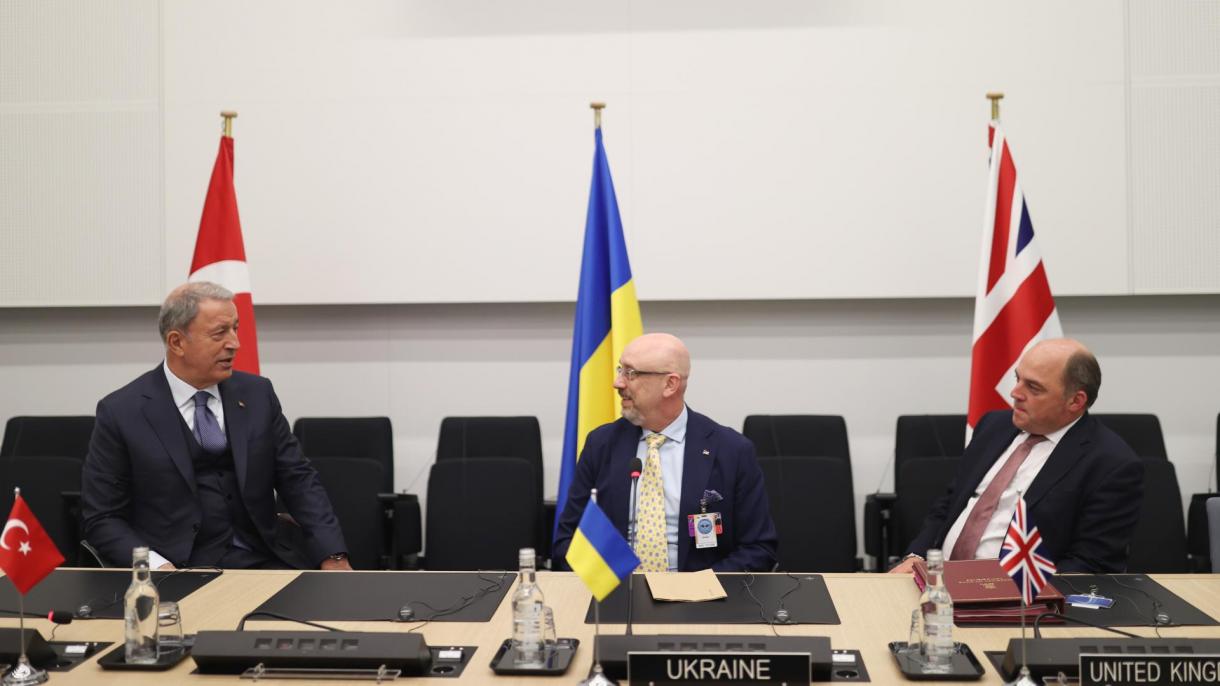 Акар се срещна с министрите на отбраната на Украйна и Великобритания
