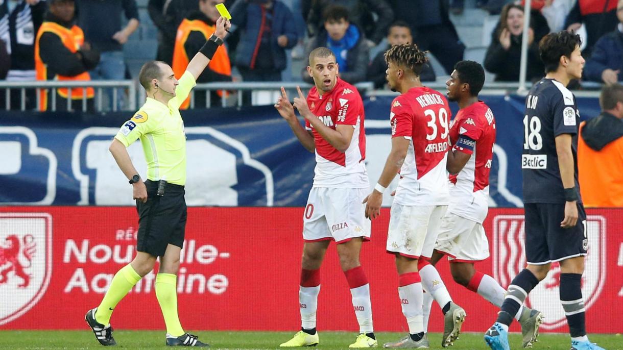 Primero marcó el gol y después fue despedido del encuentro