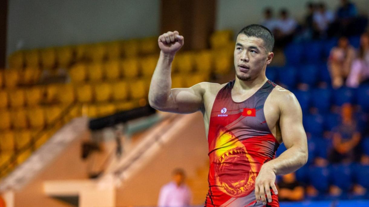 Kırgızistan güreş Akcol Mahmudov.jpg