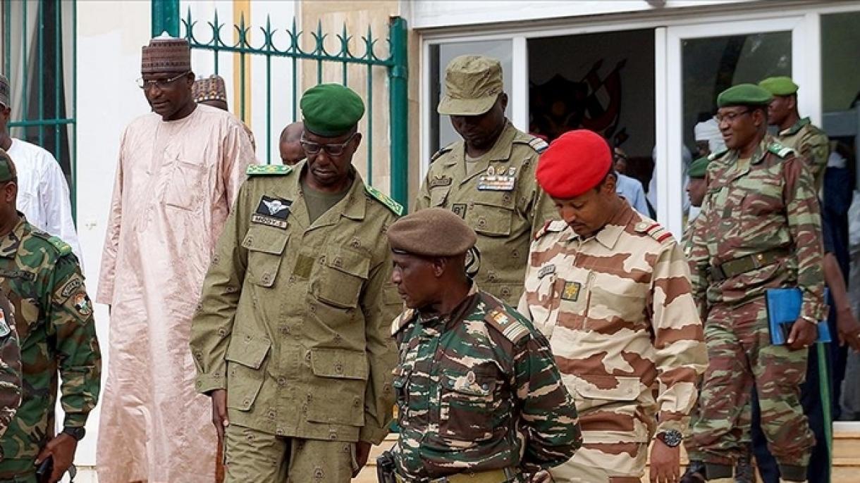 Expira el plazo de la CEDEAO para la junta en Níger; Nigeria cierra sus fronteras