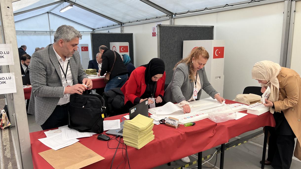 居住在德国与法国的土耳其选民开始投票