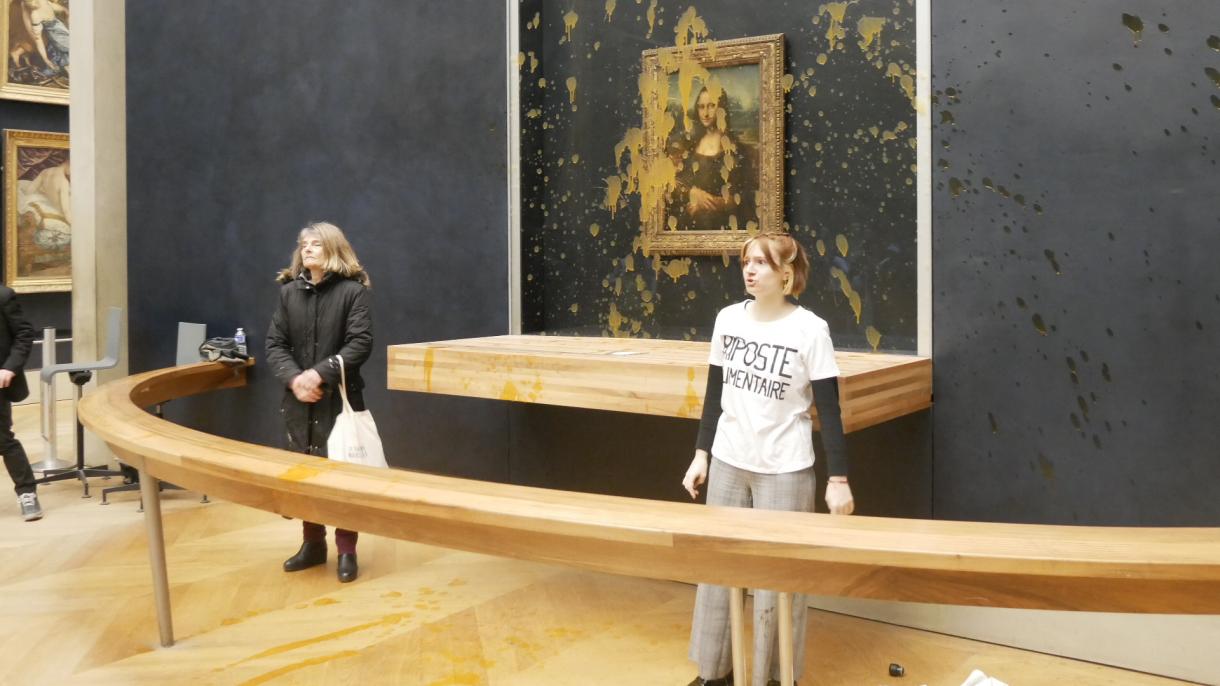 Activistas arrojan sopa al cuadro de Mona Lisa en el Museo del Louvre en París