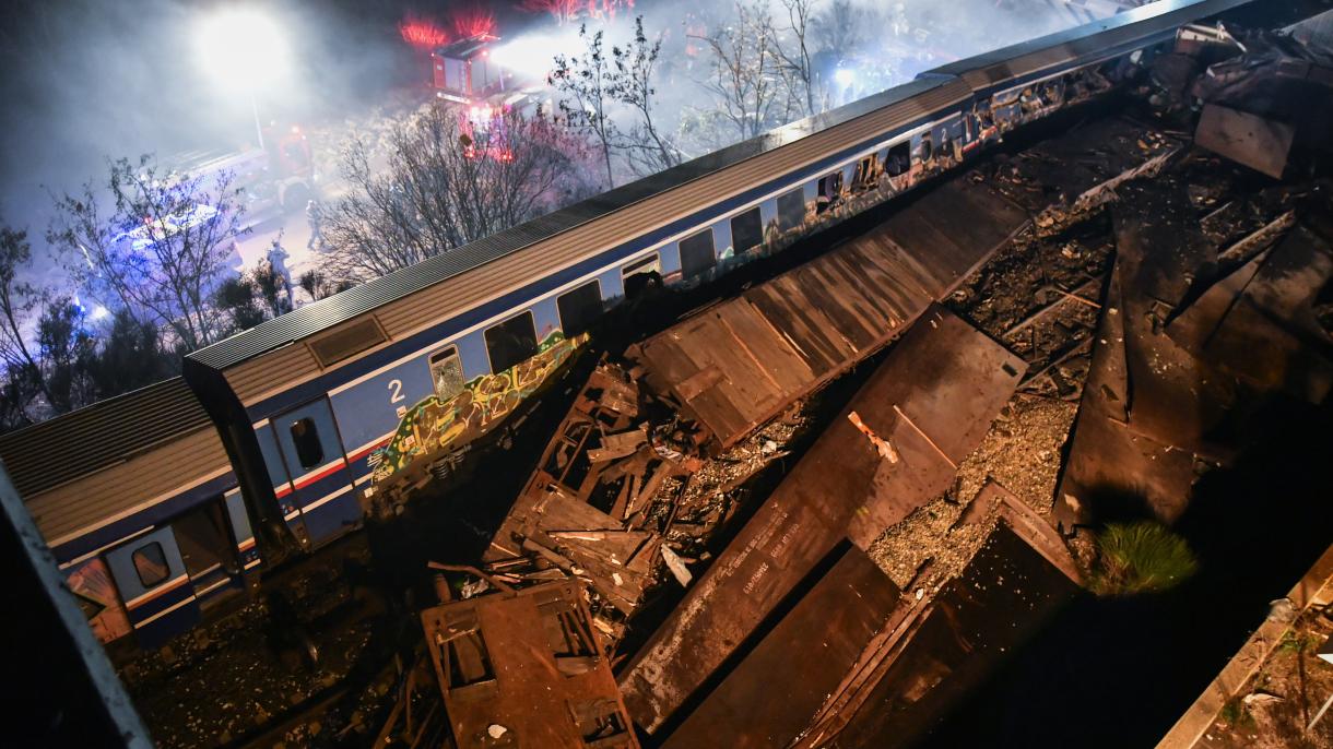 تصادم دو قطار در یونان باعث مرگ دهها تن شد