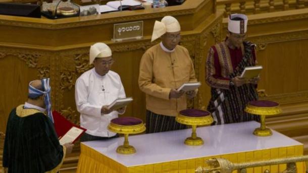پچاس سال کے طویل عرصے کے بعد میانمار میں پہلے  سویلین صدر نے حلف اٹھالیا