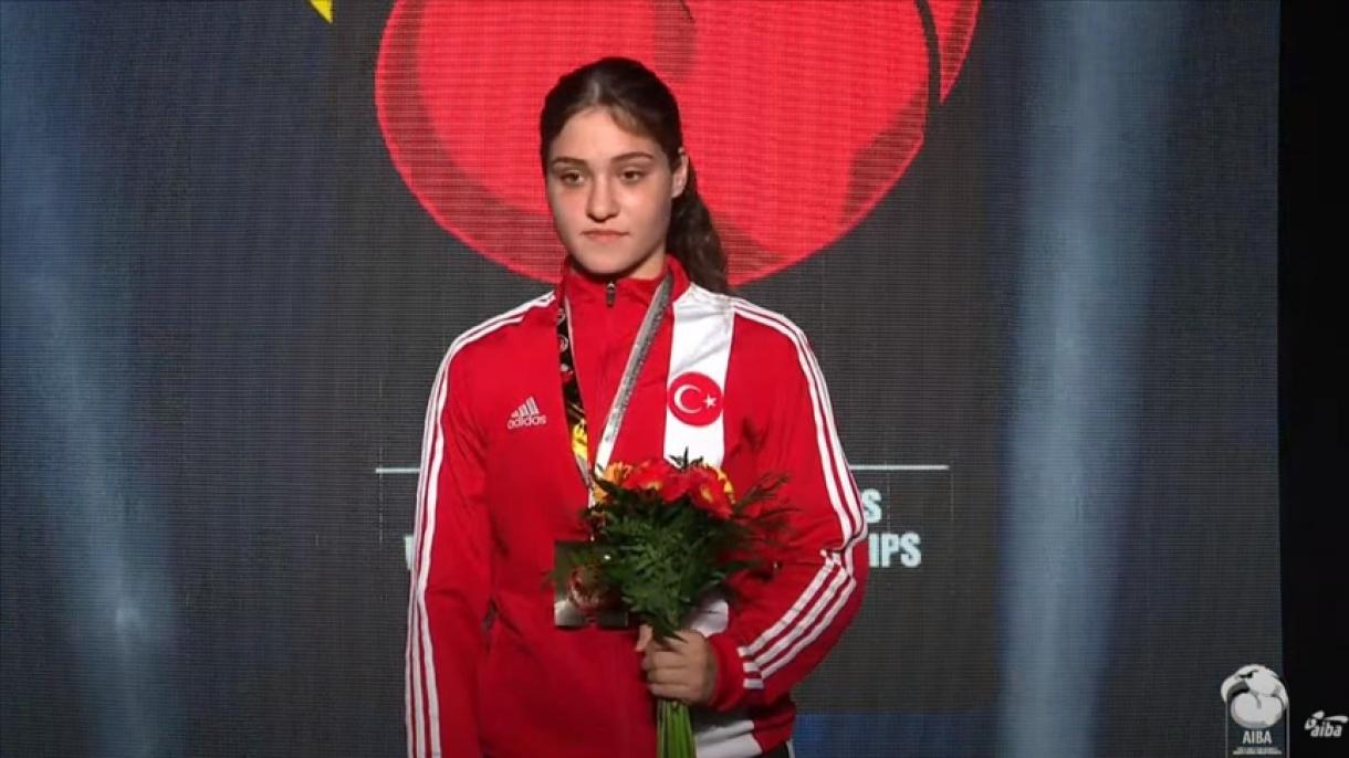 L'atleta turca vince la medaglia d'oro ai Campionati mondiali pugilato giovanili