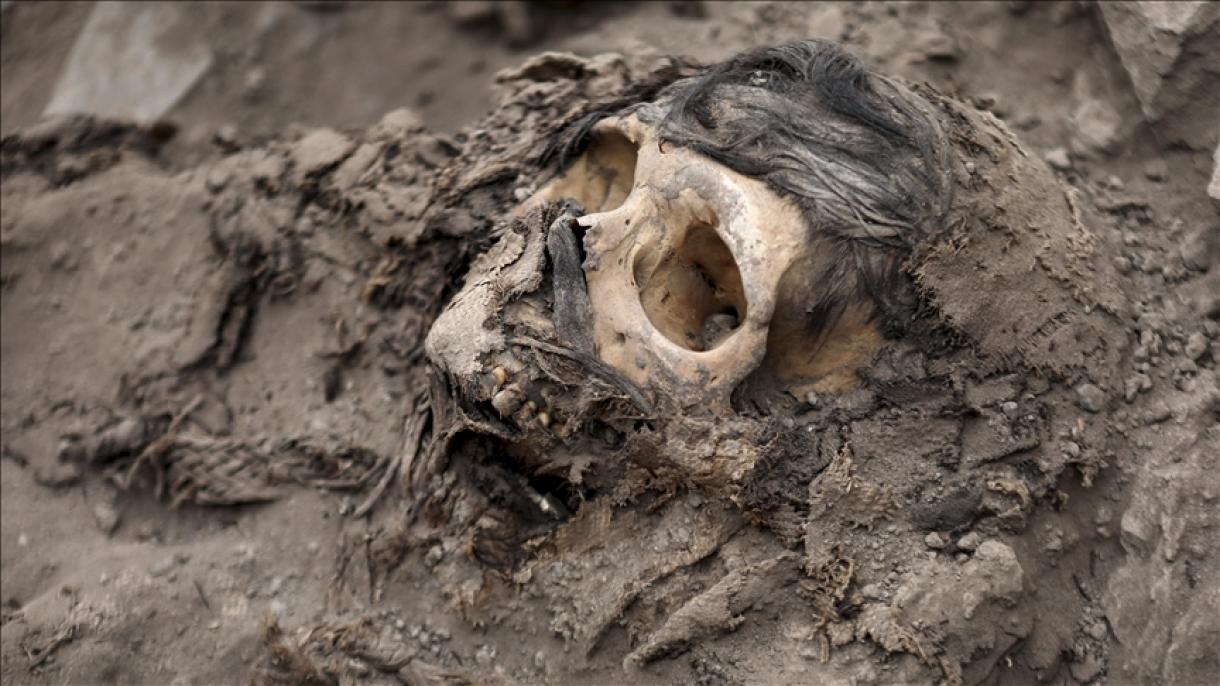 Momia de hombre de 3.000 años de antigüedad es descubierta en Perú