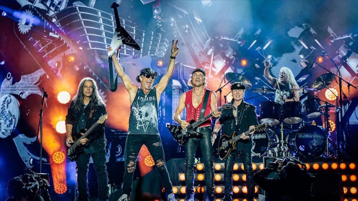 Scorpions Стамбулда күйөрмандары менен жолугушту