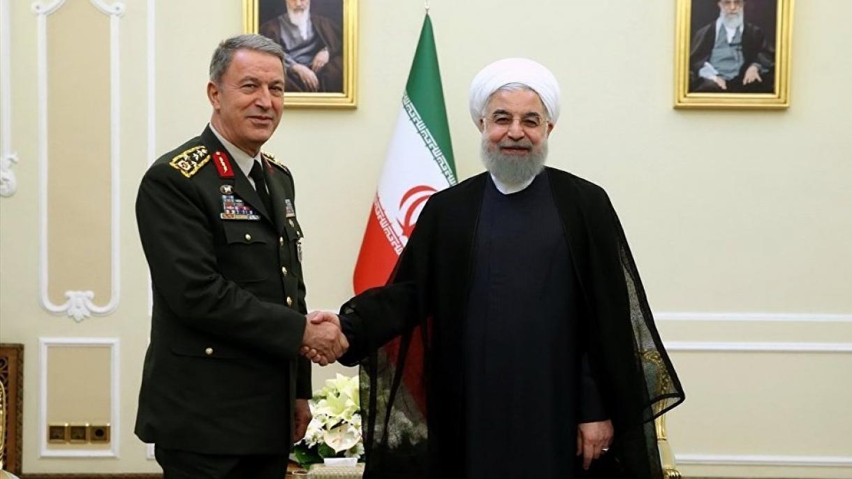 Jefe del Estado Mayor turco Hulusi Akar se recibe por el presidente iraní en Teherán