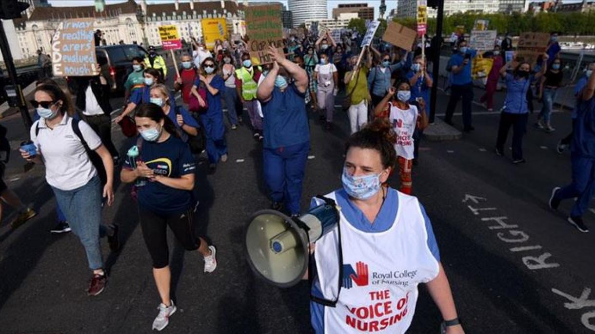 英国医护人员举行反政府示威游行