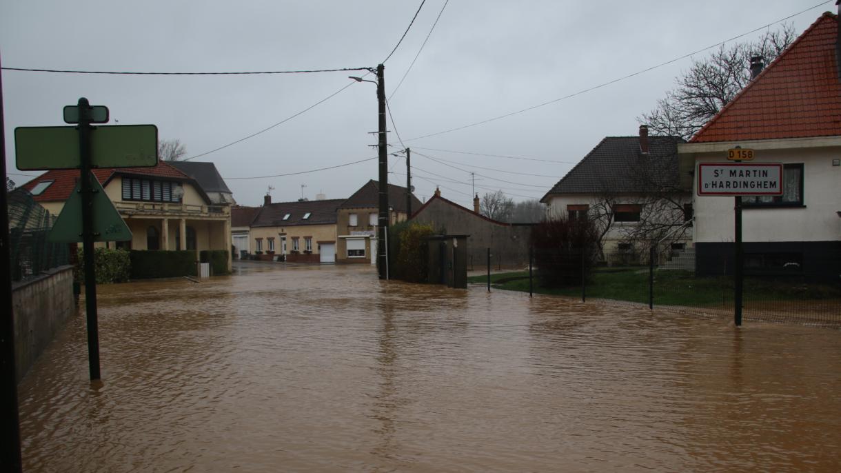 法国遭遇洪灾   一万多户家庭断电
