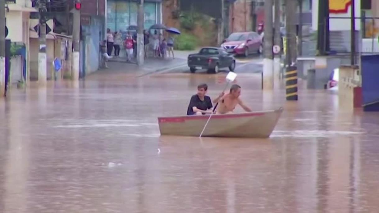 Бедствени наводнения и свлачища в Бразилия...