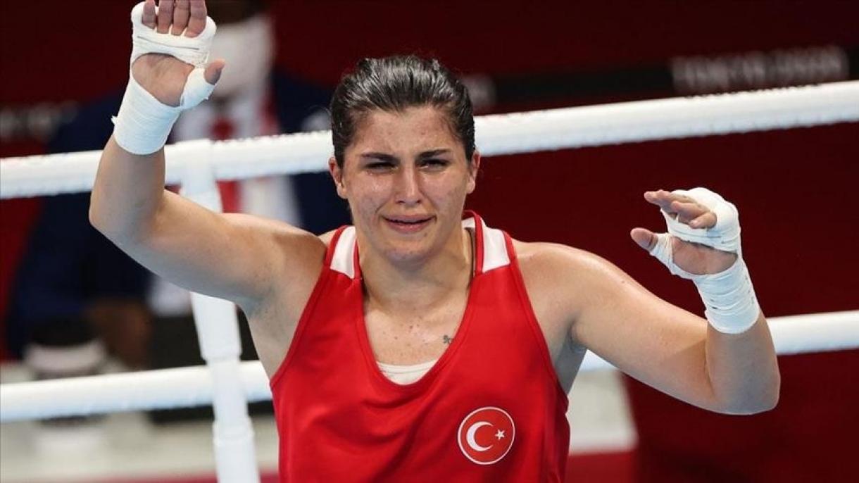 Busenaz Sürmeneli conquista a primeira medalha de ouro olímpica da Turquia no boxe feminino