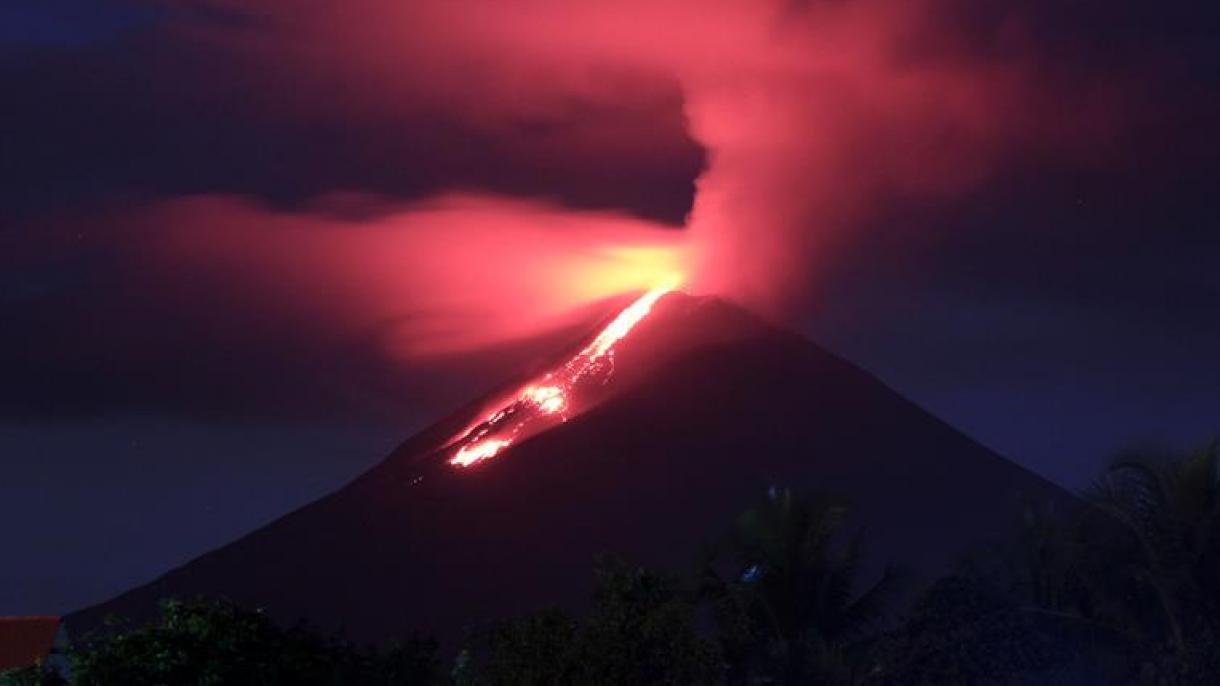 Indonesia: volcán Soputan vuelve a entrar en erupción