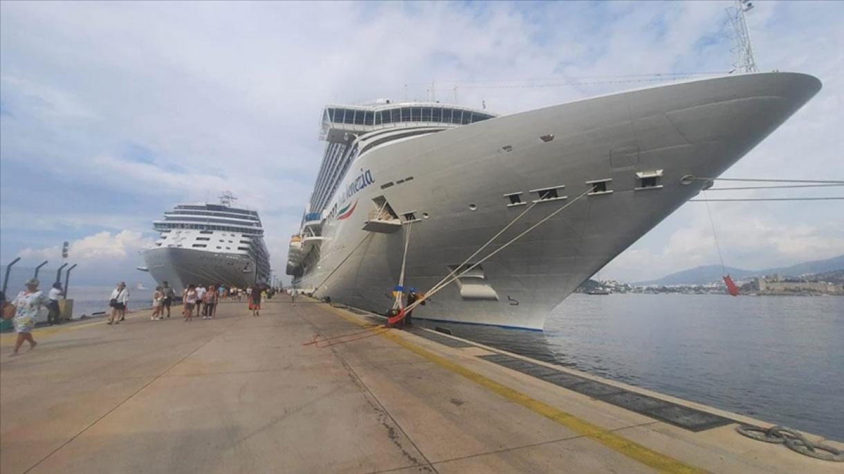 Bodruma 2 kruiz gämi bilen 2 müň 217 ýolagçy geldi