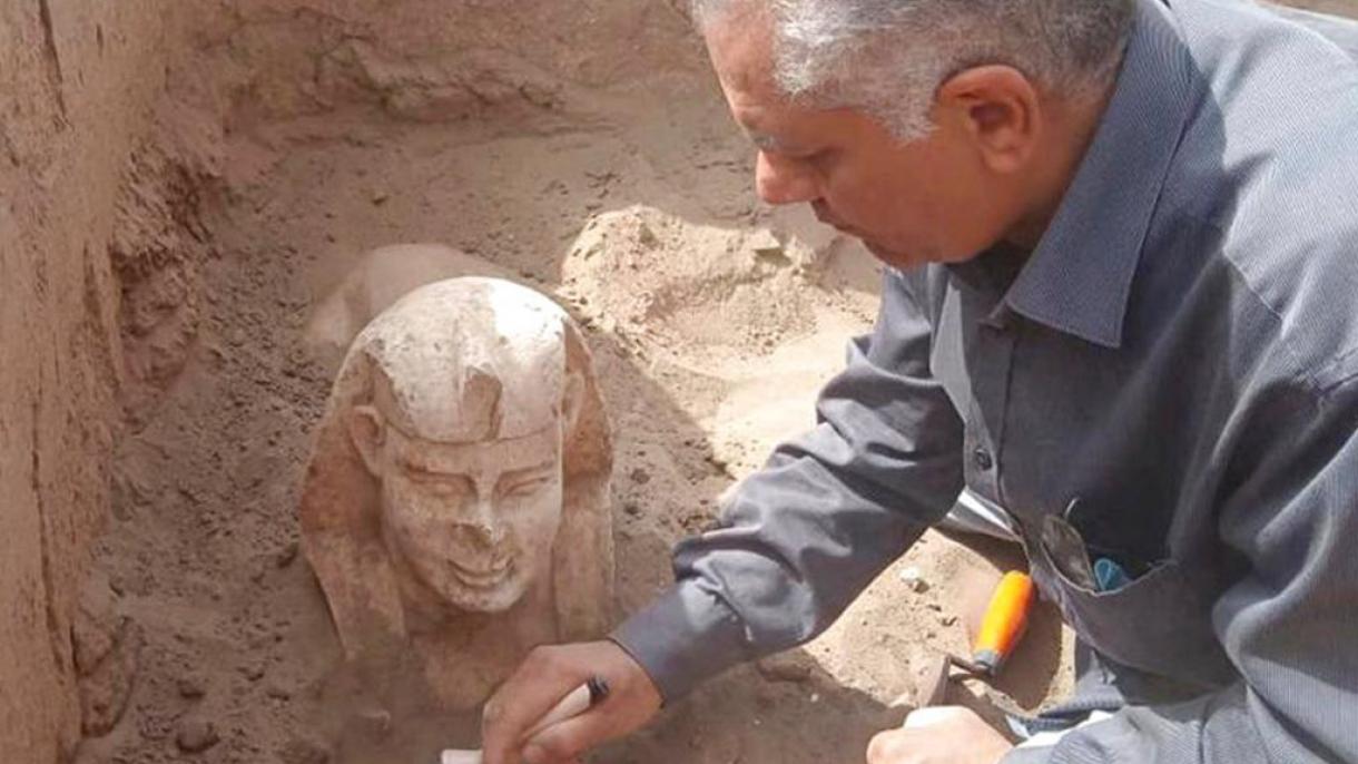 埃及出土一座小狮身人面像雕像