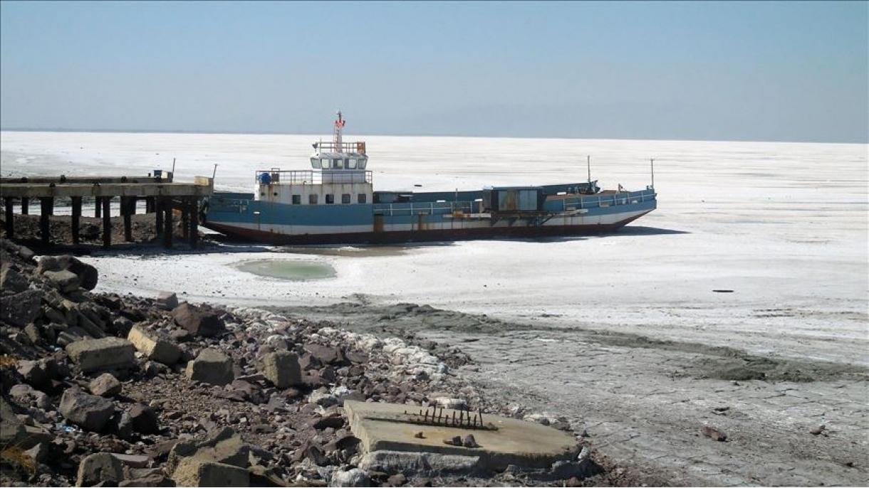 حجم آب دریاچه ارومیه باز هم کاهش یافت
