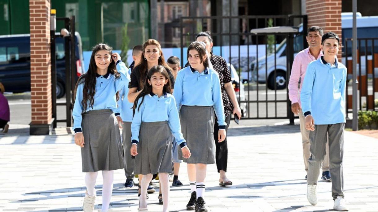 Karabağ Fuzuli Azerbaycan Okul Öğrenciler.jpg