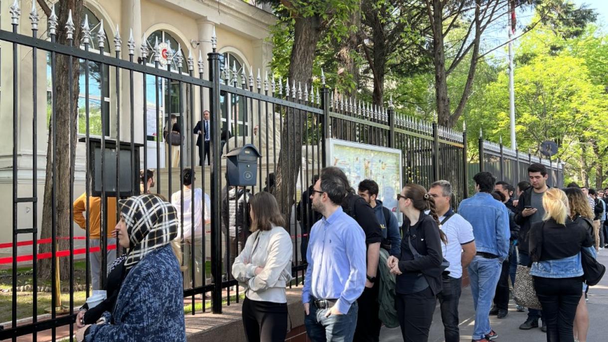 Megkezdődött a szavazás a budapesti török nagykövetségen