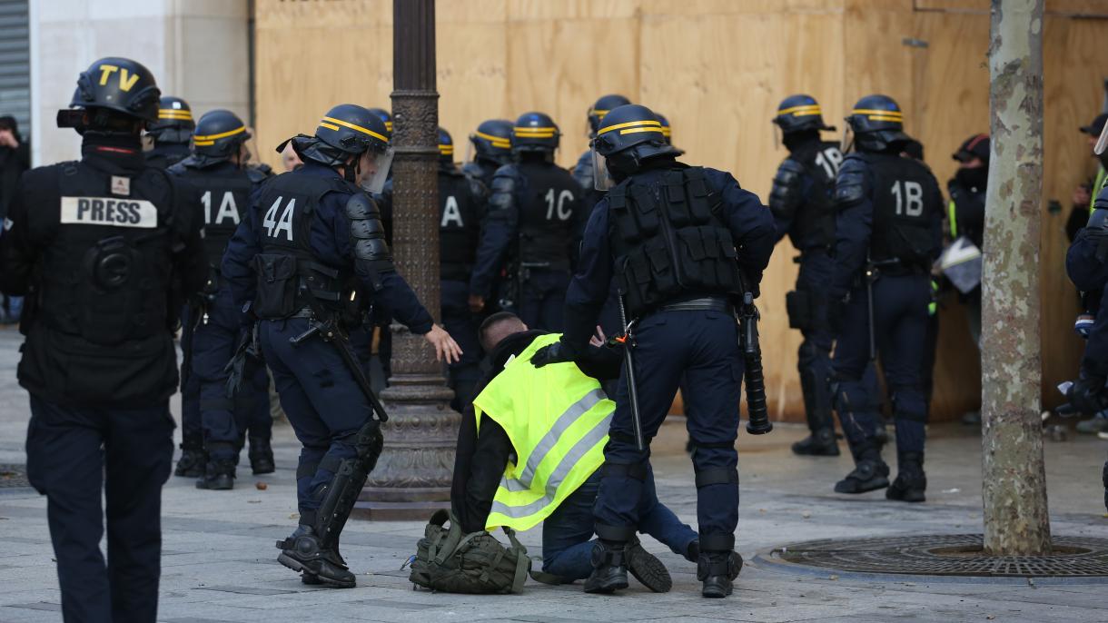Se arrestan 101 personas en los disturbios durante las protestas que siguen en París