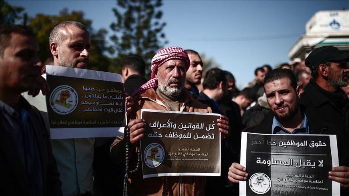 کارمندان غزه در اعتراض به قطع حقوق هایشان تظاهرات کردند