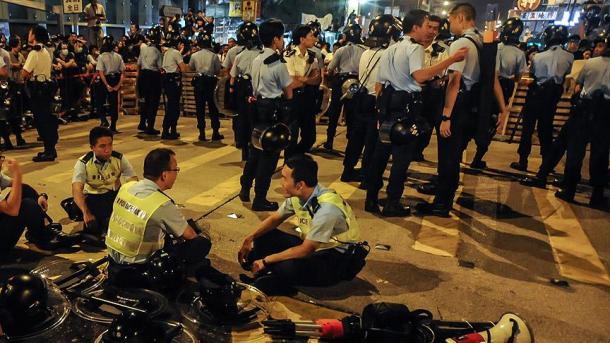 درگیری بین پلیس و معترضان به ممنوعیت کار دستفروشان در هنگ گنگ