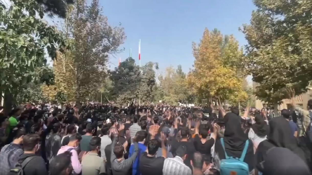İranda etiraz aksiyalarında iştirak edən lisey şagirdləri diqqət çəkir