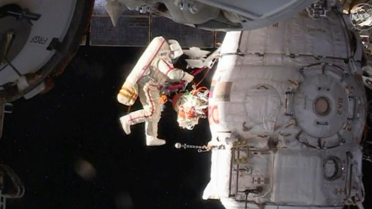 Космонавтите на МКС излязоха в открития Космос, за да изучат дупка в стената на Союз