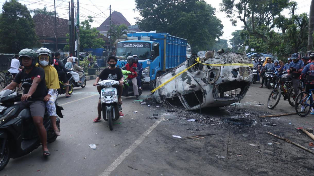 印尼球迷发生踩踏事件   129 人丧生