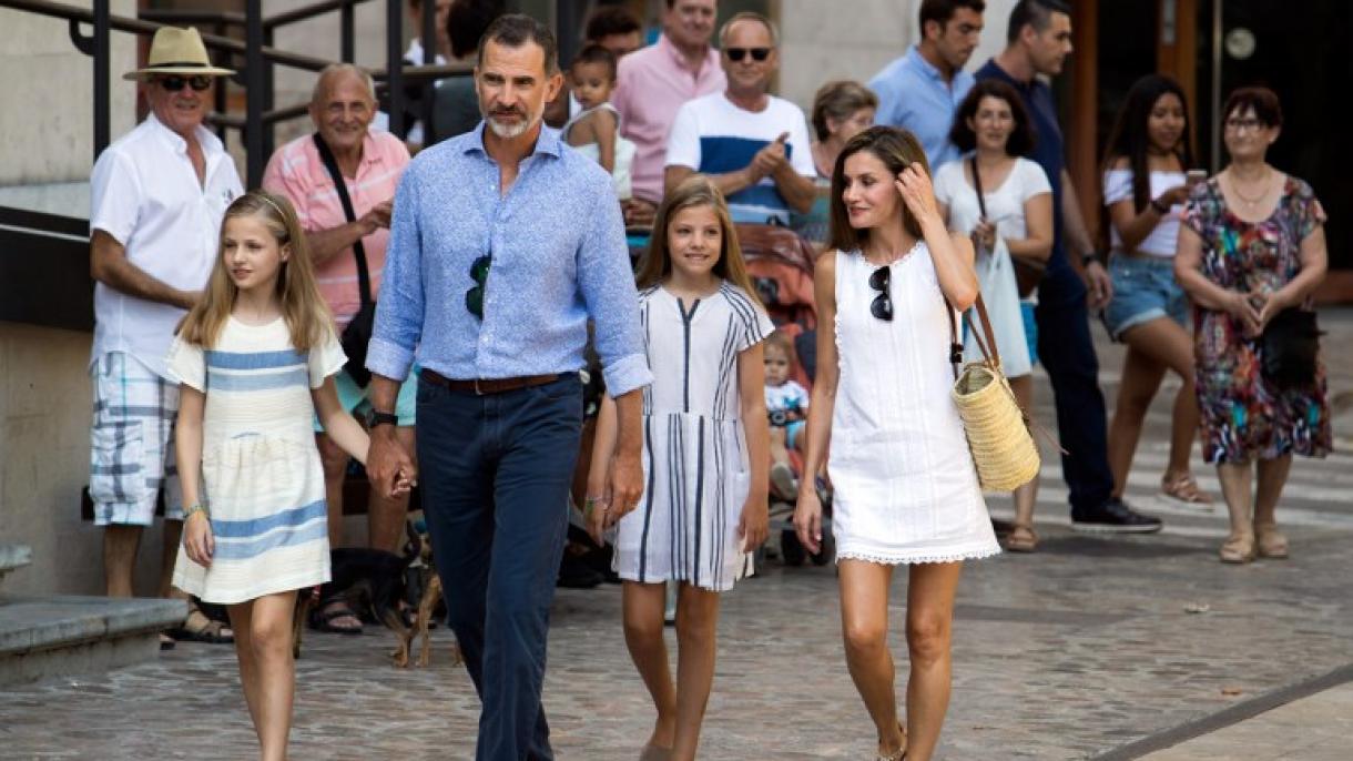 Los Reyes de España visitan con sus hijas la exposición de Miró y Picasso en Mallorca