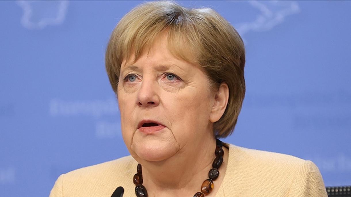 Merkel: “Törkiyä töp rol’ uynıy”