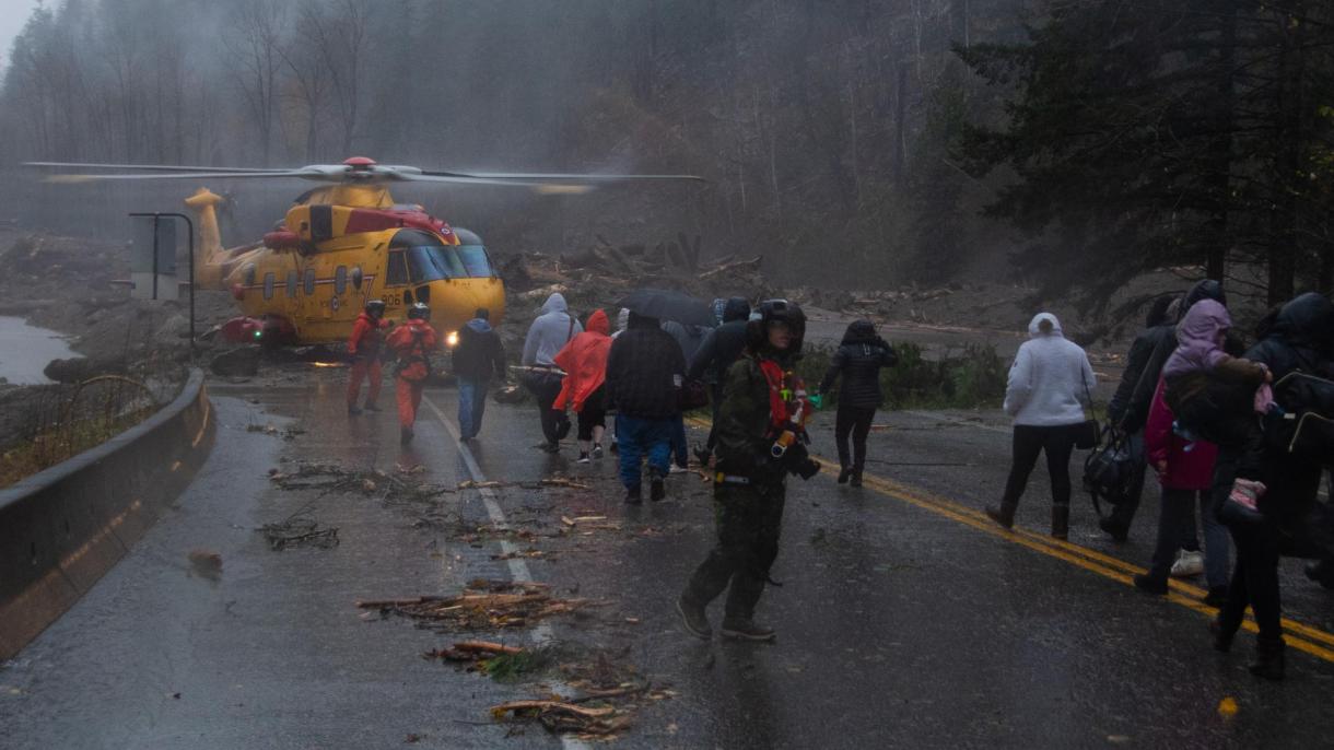 Близо 18 000 души са евакуирани поради наводненията в Канада