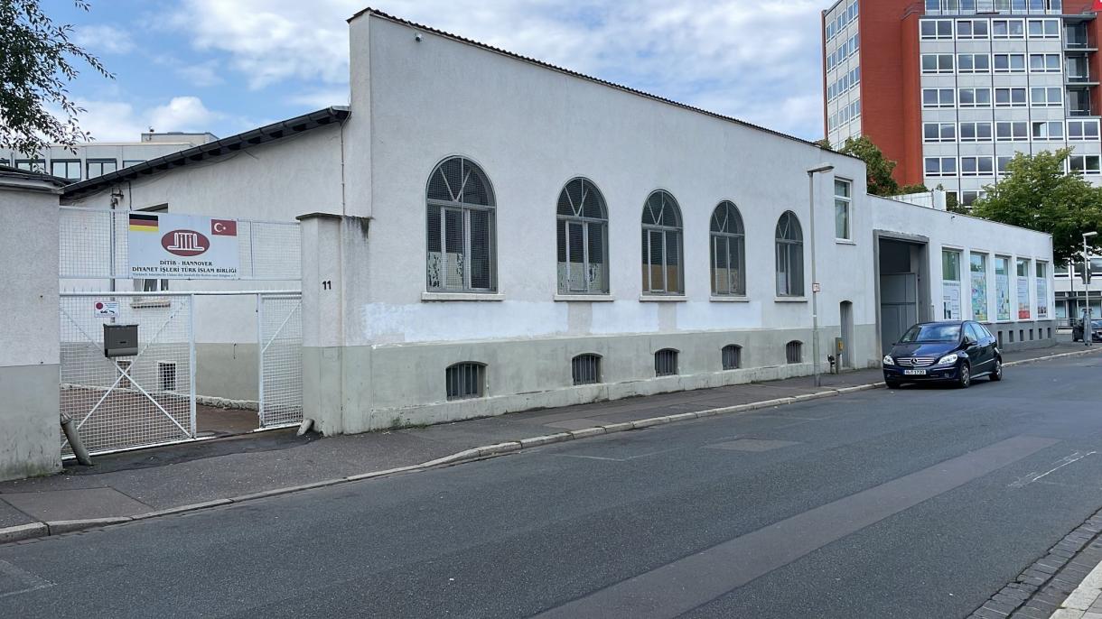 德国一家清真寺墙体遭涂鸦