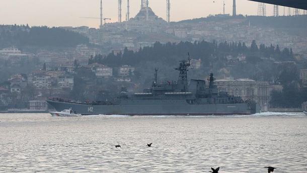 俄罗斯战舰穿越伊斯坦布尔海峡