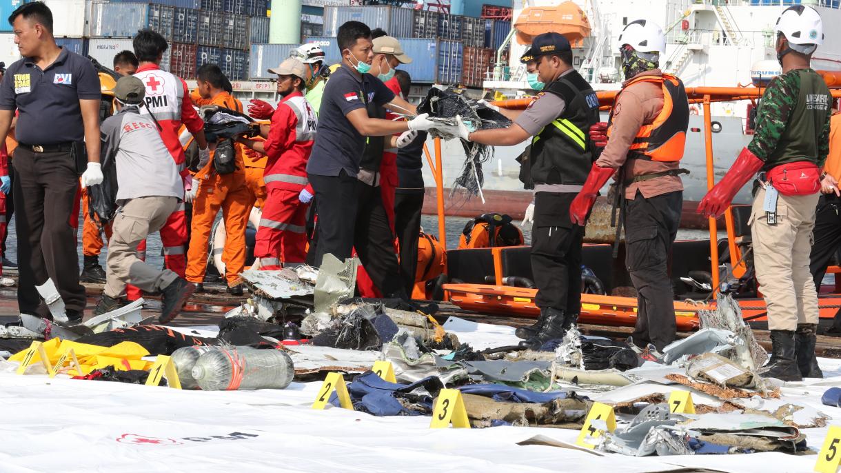 Se estrella un avión de pasajeros en Indonesia