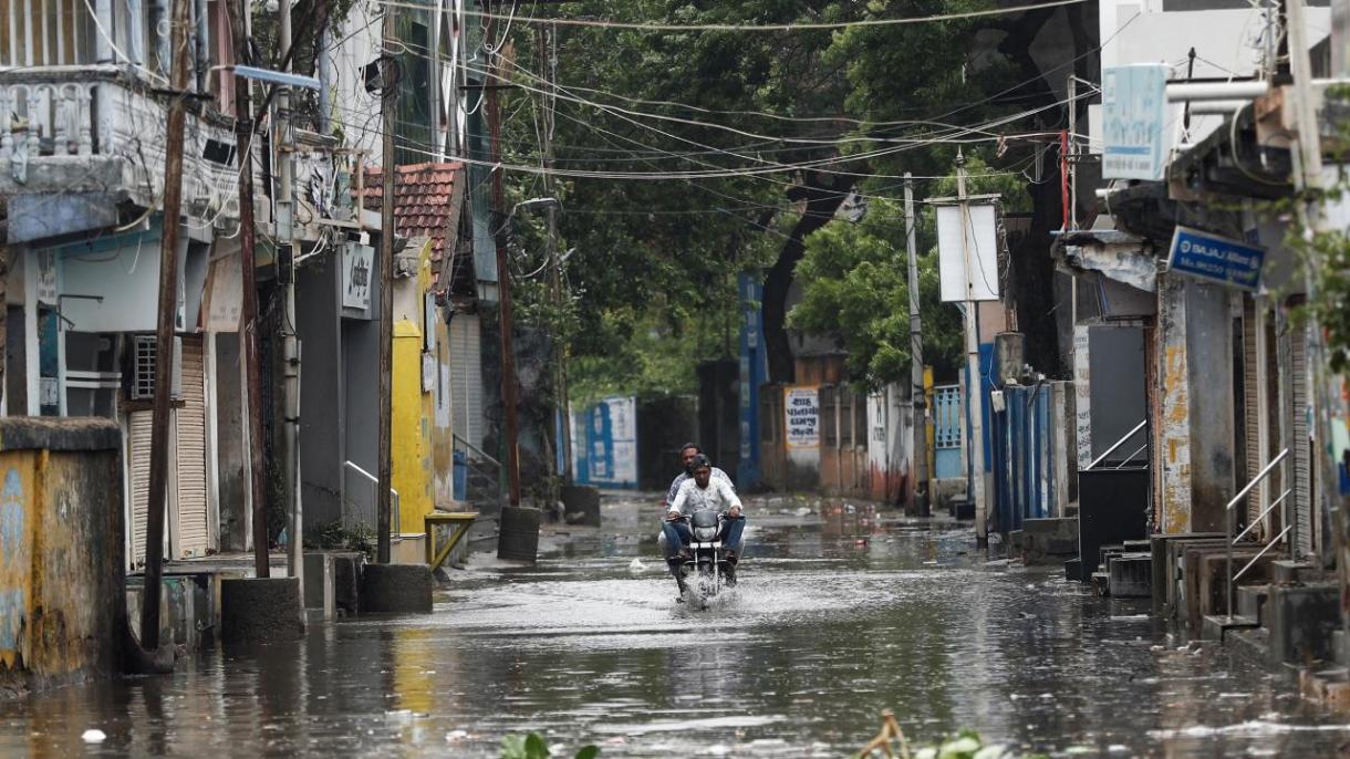 پاکستان اور بھارت میں   بپرجوئے طوفان کی وجہ سے  ڈیڑھ لاکھ سے زاہد افراد کی نقل مکانی