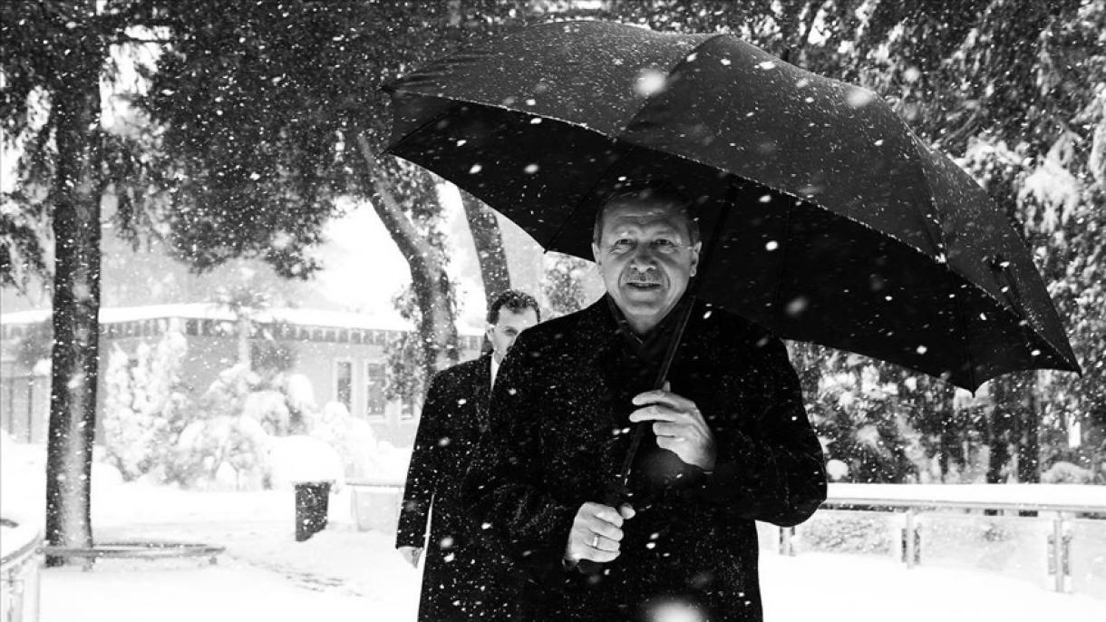 Presidente Erdogan condivide una foto in bianco e nero sotto la neve