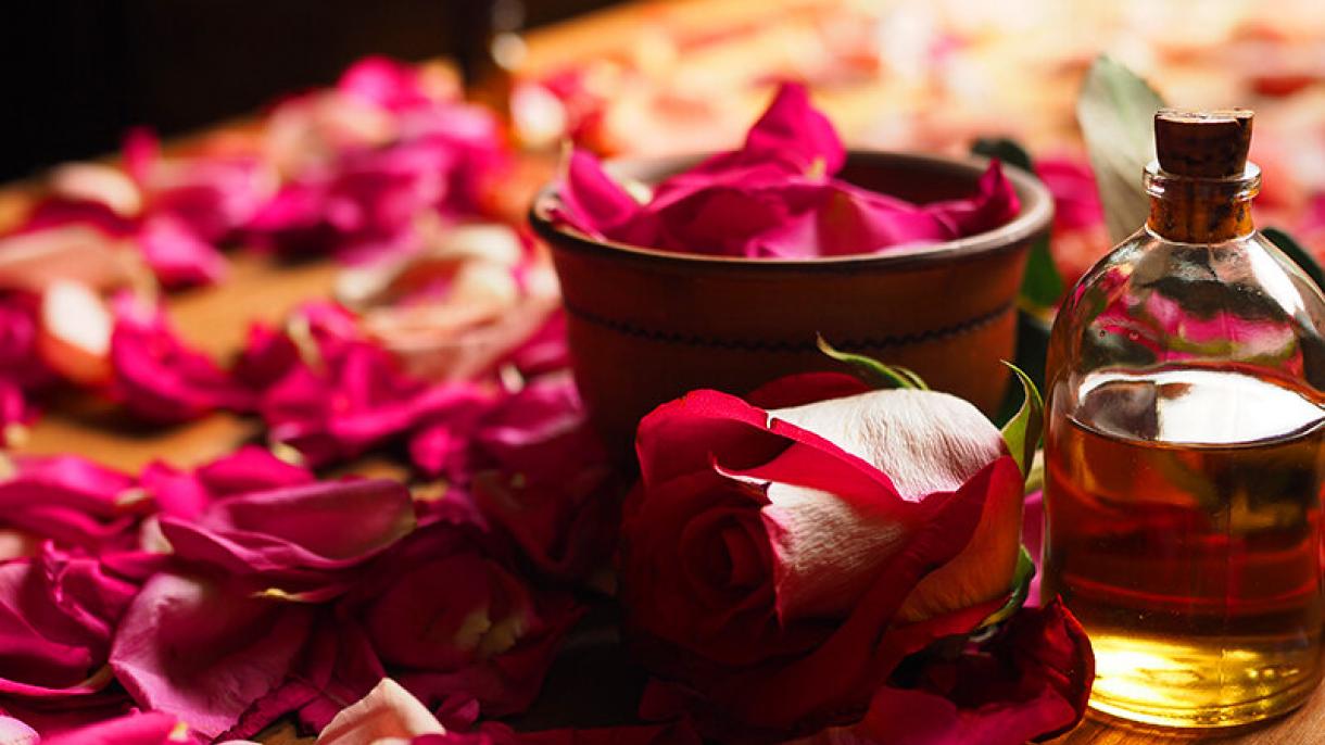 Cuáles son los beneficios del agua de rosas para la piel?
