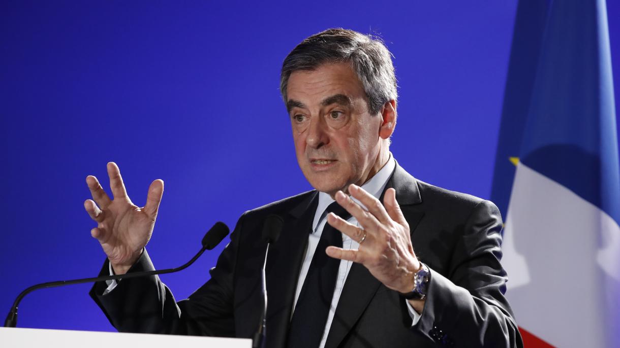 Ataque al candidato presidencial francés François Fillon con un saco de harina