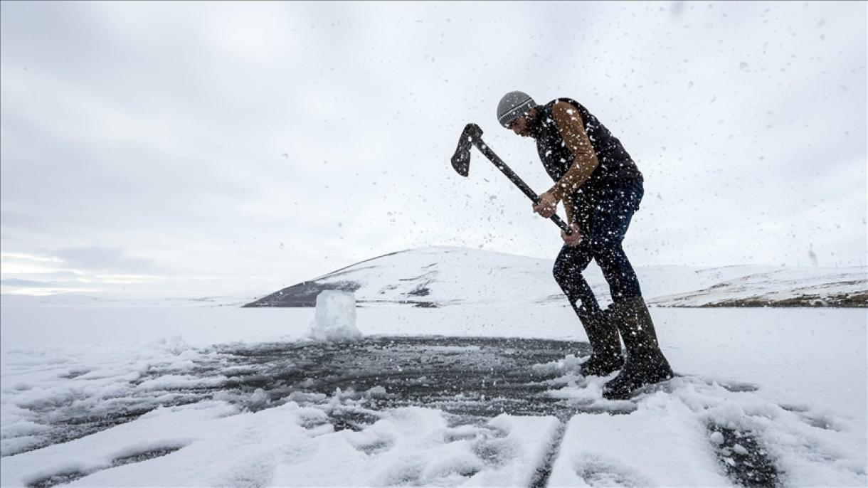ماهیگیری از دریاچه یخ‌زده درکارس به سبک اسکیموها