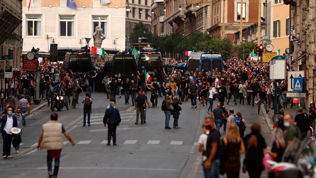 Se producen fuertes enfrentamientos entre policía y manifestantes contra el pase verde en Roma