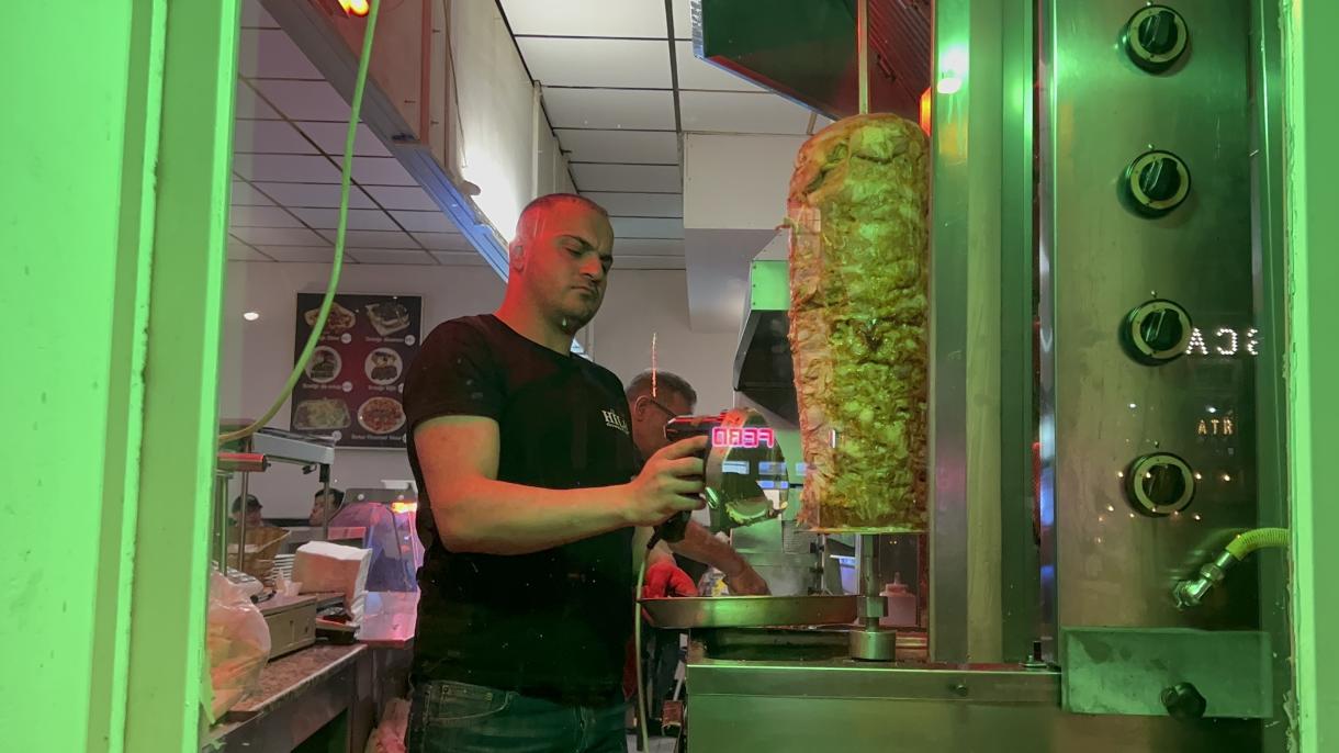 Bu ölkədə kapsalon dönər kabab ən çox  seçim  edilən  yeməklər arasında